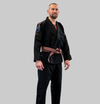 Utøver i svart Rios Flow limited edition BJJ-drakt