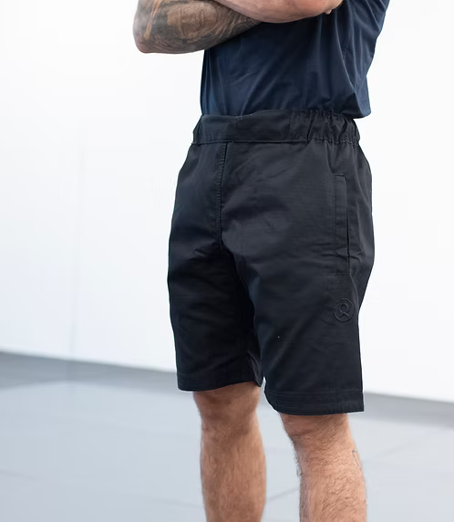 Svarte Rios Casual Shorts med elastisk linning, sett forfra