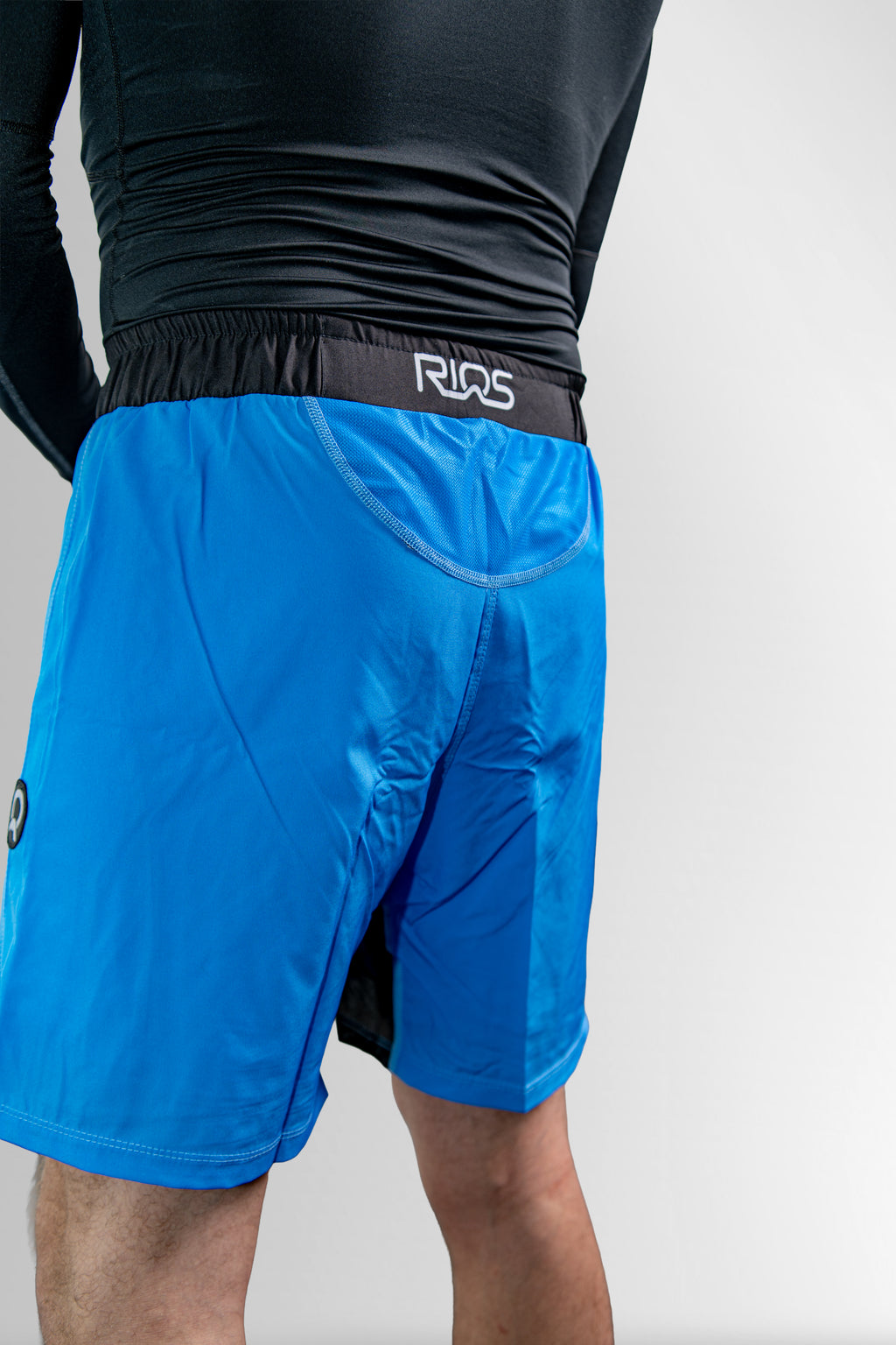 Blå Rios grappling-shorts sett bakfra med logo i linningen